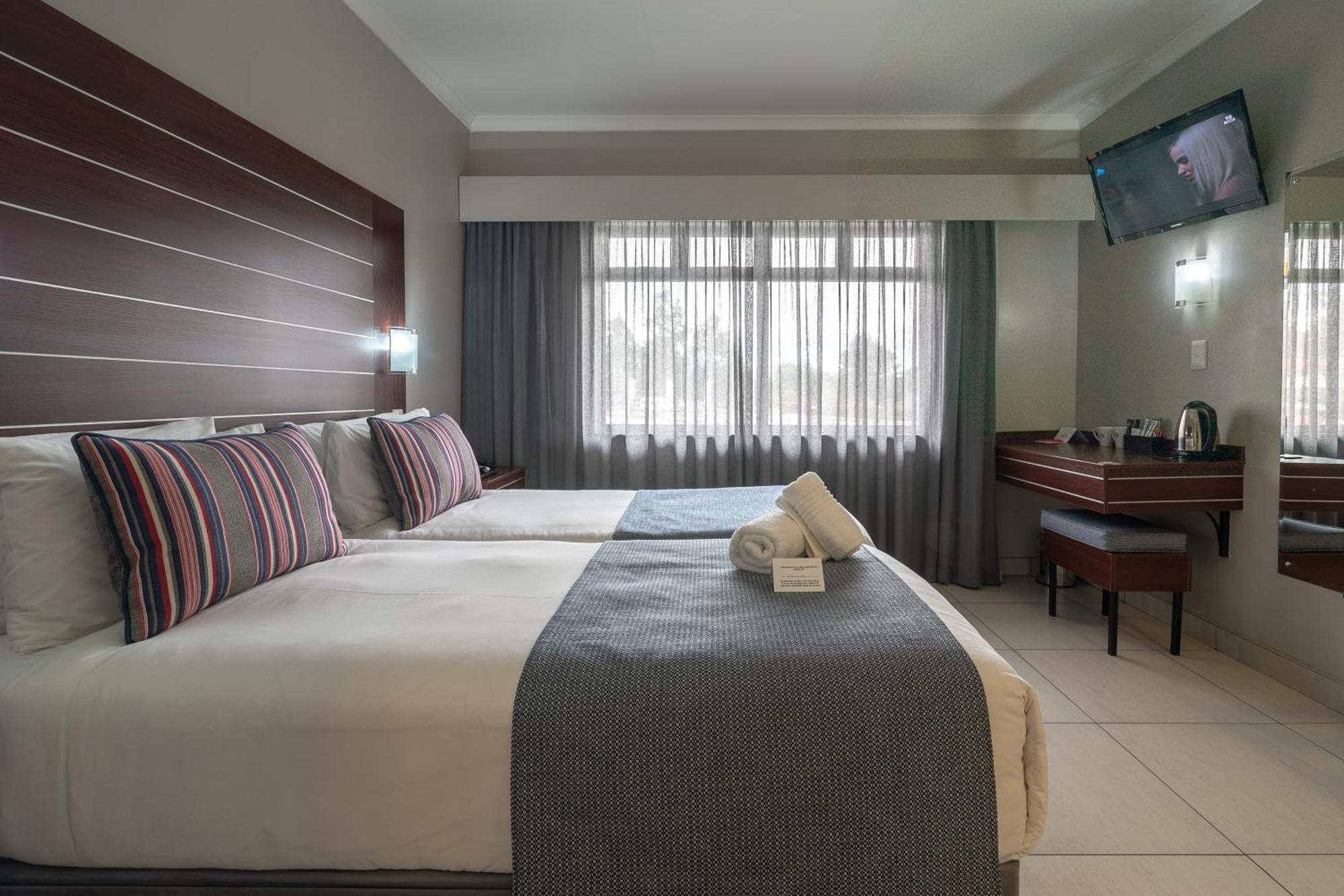 Hotel Savoy And Conference Centre อึมทาทา ภายนอก รูปภาพ