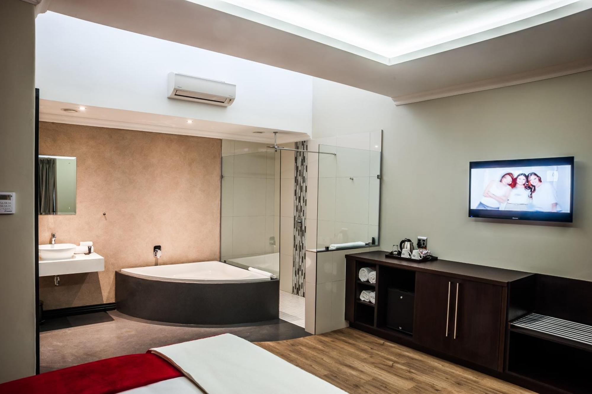Hotel Savoy And Conference Centre อึมทาทา ภายนอก รูปภาพ